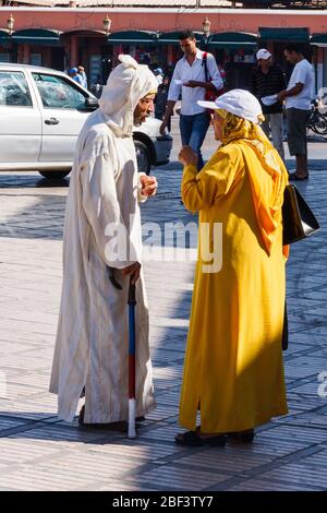 Marrakesch, Marokko - 8. September 2010: Zwei Marokkaner im Gespräch miteinander. Lange Kleider werden häufig getragen. Stockfoto