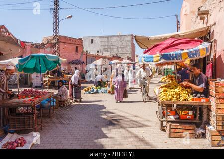 Marrakesch, Marokko - 8. September 2010: Markt für Gemüse auf der Straße. Märkte sind täglich geöffnet. Stockfoto