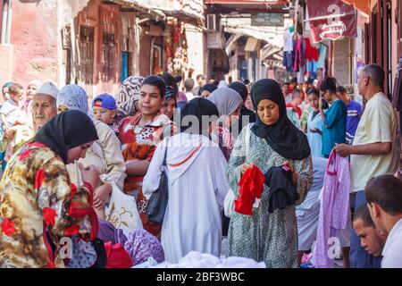 Marrakesch, Marokko - 8. September 2010: Menschen auf einem belebten Straßenmarkt. Straßenmärkte werden jeden Tag / Stockfoto