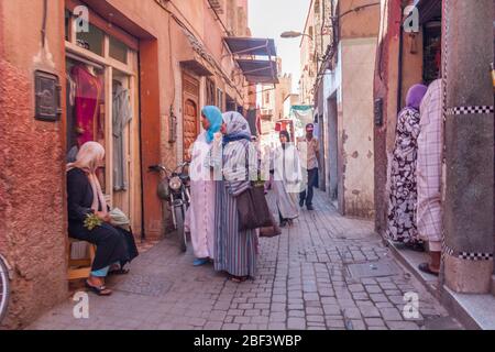 Marrakesch, Marokko - 8. September 2010: Frauen kaufen Kleider. Lange Bademäntel sind normal Stockfoto