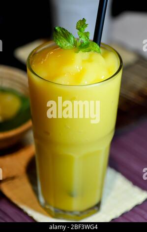 Saft oder Mango-Saft oder Mango-Smoothie Stockfoto