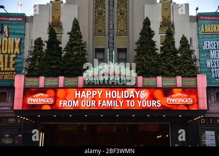 LOS ANGELES, CA/USA - 24. November 2018: Weihnachtsbäume schmücken das Festzelt des berühmten Pantages Theatre in Hollywood Stockfoto