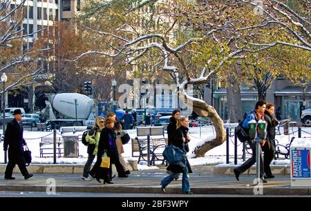 2005 - Menschen zu Fuß in der Nähe von 17 und K Straßen in Washington D.C. an einem kalten Morgen im Dezember Stockfoto