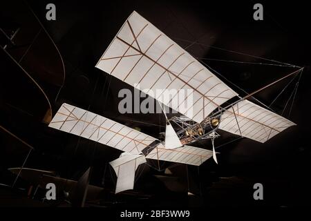 Langley Aerodrome Nr. 5. Unbepilotiertes, Tandem-Flügel-Experimentalflugzeug, gebaut und getestet von Samuel P. Langley. Eine ein-PS-Dampfmaschine mit einem Zylinder, die zwei Druckpropeller über ein Getriebesystem dreht. Seidenbezug. Stockfoto
