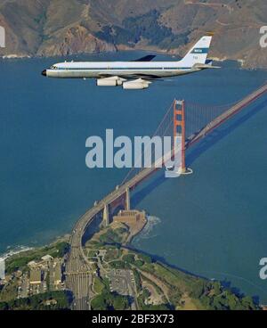 Galileo-II-Flugzeuge im Flug über die Golden Gate Bridge in San Francisco. Stockfoto