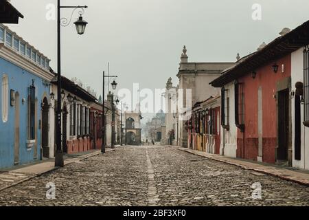 Leere Straßen während die Ausgangssperre im kolonialen Antigua Guatemala beginnt, einem beliebten Touristenziel, schlossen Unternehmen aufgrund einer pandemischen Quarantäne des Coronavirus Stockfoto