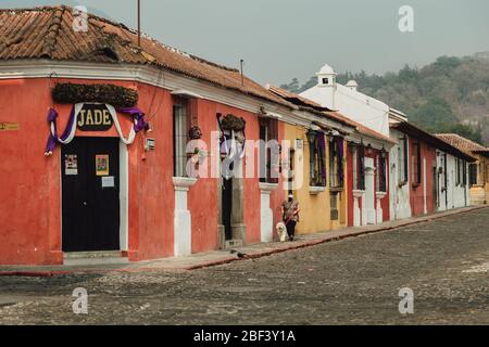 Leere Straßen während die Ausgangssperre im kolonialen Antigua Guatemala beginnt, einem beliebten Touristenziel, schlossen Unternehmen aufgrund einer pandemischen Quarantäne des Coronavirus Stockfoto