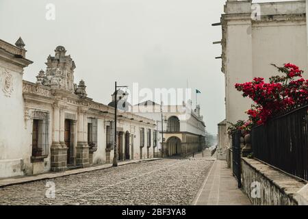 Leere Straßen während die Ausgangssperre im kolonialen Antigua Guatemala beginnt, einem beliebten Touristenziel, schlossen Unternehmen aufgrund einer pandemischen Quarantäne des Coronavirus Stockfoto