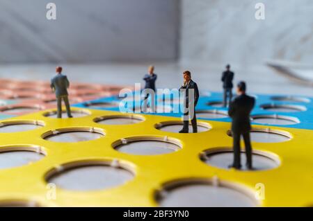 Miniaturunternehmer üben soziale Distanzierung, um die Ausbreitung des tödlichen Coronavirus zu verlangsamen Stockfoto