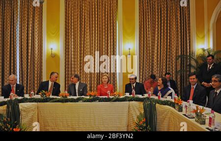 Von links nach rechts: Jamshyd N. Godrej, Vorsitzender des Vorstands der Godrej und Boyce Manufacturing Company Limited links; Timothy J. Roemer, US-Ambassador-Designate nach Indien; Ratan Tata, Vorsitzender der Tata Group; Außenministerin Clinton; Mukesh Ambani, Vorsitzender und Geschäftsführer von Reliance Industries; Swati Piramal, Direktor der strategischen Allianz und die Kommunikation auf Piramal Healthcare Ltd.; Robert O. Blake, Stellvertretender Staatssekretär für Süd- und Zentralasien; O.P. Bhatt, Vorsitzender der Staatlichen Bank von Indien Stockfoto