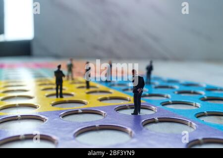 Miniaturunternehmer üben soziale Distanzierung, um die Ausbreitung des tödlichen Coronavirus zu verlangsamen Stockfoto