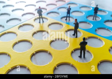 Miniaturunternehmer üben soziale Distanzierung, um die Ausbreitung des tödlichen Coronavirus zu verlangsamen Stockfoto