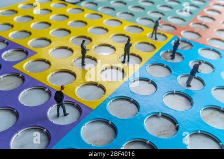 Miniaturunternehmer üben soziale Distanzierung, um die Ausbreitung des tödlichen Coronavirus zu verlangsamen Stockfoto
