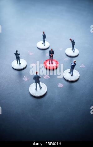 Miniaturunternehmer üben soziale Distanzierung, um die Ausbreitung des tödlichen Coronavirus zu verlangsamen Stockfoto