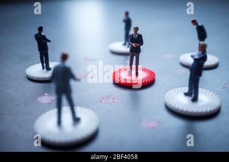 Miniaturunternehmer üben soziale Distanzierung, um die Ausbreitung des tödlichen Coronavirus zu verlangsamen Stockfoto