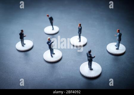 Miniaturunternehmer üben soziale Distanzierung, um die Ausbreitung des tödlichen Coronavirus zu verlangsamen Stockfoto