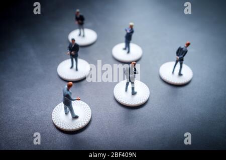 Miniaturunternehmer üben soziale Distanzierung, um die Ausbreitung des tödlichen Coronavirus zu verlangsamen Stockfoto