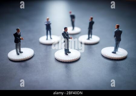 Miniaturunternehmer üben soziale Distanzierung, um die Ausbreitung des tödlichen Coronavirus zu verlangsamen Stockfoto