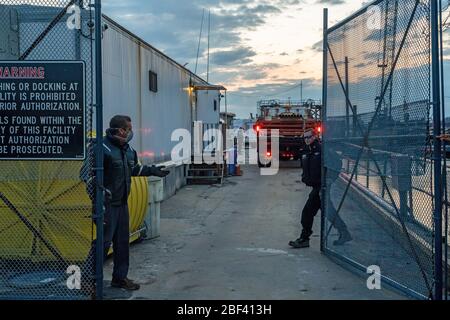 New York, Usa. April 2020. Die mit der Fähre beladenen Geräte kommen auf Hart Island an, wo in Bronx nicht beanspruchte Leichen von COVID-19-Opfern begraben wurden. Quelle: SOPA Images Limited/Alamy Live News Stockfoto