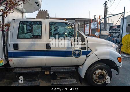 New York, Usa. April 2020. Special Operation Medical Examiner Kühltruck kommt auf Hart Island an, wo nicht beanspruchte Leichen von COVID-19-Opfern in Bronx beigesetzt wurden. Quelle: SOPA Images Limited/Alamy Live News Stockfoto