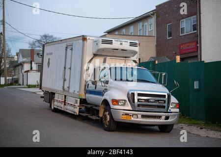 New York, Usa. April 2020. Special Operation Medical Examiner Kühltruck kommt auf Hart Island an, wo nicht beanspruchte Leichen von COVID-19-Opfern in Bronx beigesetzt wurden. Quelle: SOPA Images Limited/Alamy Live News Stockfoto