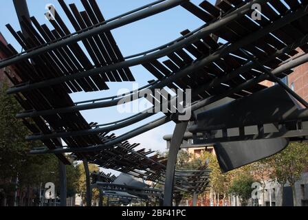 1990er Jahre DekonstruktivistInnen Dekonstruktivismus Architektur Stahlbau Pergoles de l'Avinguda Icaria, Barcelona, Spanien von Enric Miralles und Carme Pinos Stockfoto