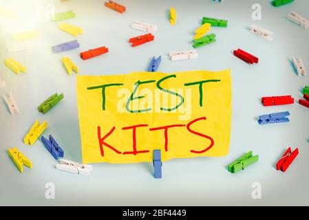 Testkits für Handschrift und Text. Konzeptionelle Foto-Tools verwendet, um die Anwesenheit von etwas im Körper farbige Wäscheklammer Papier leer erinnern zu erkennen Stockfoto