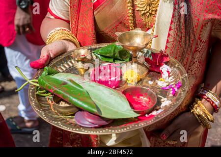 Eine Frau, die am letzten Tag der Durga puja in Sindur Khela eine Borondala (Pooja thali für die Anbetung Gottes) in einer Puja-Pandale hält. Stockfoto