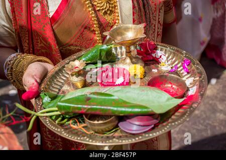 Eine Frau, die am letzten Tag der Durga puja in Sindur Khela eine Borondala (Pooja thali für die Anbetung Gottes) in einer Puja-Pandale hält. Stockfoto