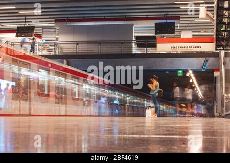 SANTIAGO, CHILE - JANUAR 2020: Eine Santiago Metro in Tobalaba Station der Linie 1 Stockfoto