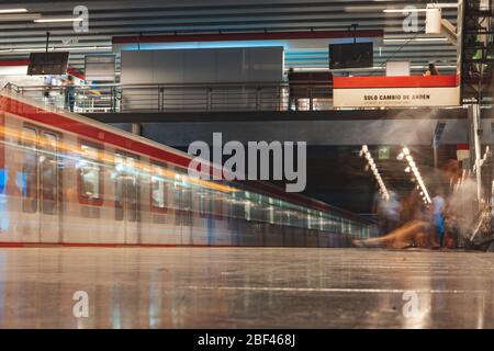 SANTIAGO, CHILE - JANUAR 2020: Eine Santiago Metro in Tobalaba Station der Linie 1 Stockfoto