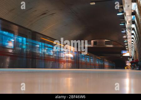 SANTIAGO, CHILE - JANUAR 2020: Ein Zug der Metro de Santiago am Bahnhof El Parrón der Linie 2 Stockfoto