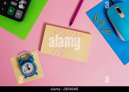 Textschild mit Anmeldung. Business Foto Text, um Ihren Namen auf ein Formular zu schreiben, wenn Sie einen Platz eingeben oder verlassen Maus Taschenrechner Blätter Marker Clips Hinweis Stockfoto