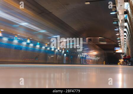 SANTIAGO, CHILE - JANUAR 2020: Ein Zug der Metro de Santiago am Bahnhof El Parrón der Linie 2 Stockfoto