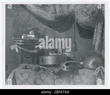 Stillleben von Musikinstrumenten. Stillleben mit Laute, Geigen, Büchern und Noten auf einem mit einer roten Tischdecke bedeckten Tisch. Stockfoto