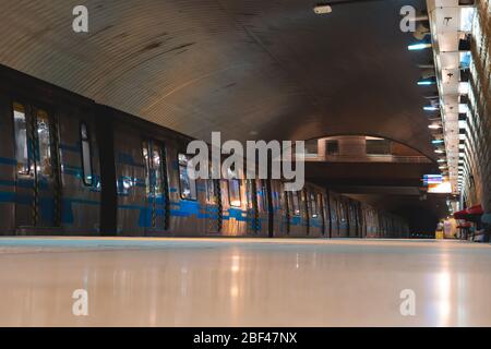 SANTIAGO, CHILE - JANUAR 2020: Ein Zug der Metro de Santiago am Bahnhof El Parrón der Linie 2 Stockfoto