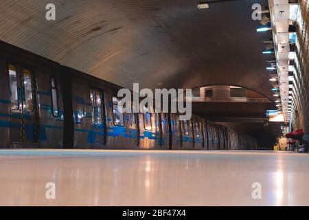 SANTIAGO, CHILE - JANUAR 2020: Ein Zug der Metro de Santiago am Bahnhof El Parrón der Linie 2 Stockfoto