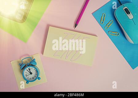 Textzeichen mit dem Ende. Business Foto Text Final Part of play Beziehung Ereignis Film Akt Ende Abschluss Maus Rechner Blätter Marker Clips Stockfoto
