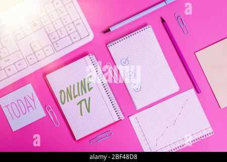 Konzeptionelle Handschrift zeigt Online-TV. Konzept, das eine Fernsehproduktion bedeutet, die in Echtzeit ausgestrahlt wird, während Ereignisse Schreibgeräte und Umrechnung geschehen Stockfoto