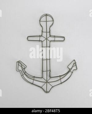 Anker für Drahtrahmen. Die Anordnung der Ankerblumen war schwierig zu arrangieren. Es erforderte enge Arbeit und präzise Umrippe, oder die Form des Blumenrahmens würde verloren gehen. Es war angebracht, zur Beerdigung von Männern oder Frauen jeden Alters zu senden. Stockfoto