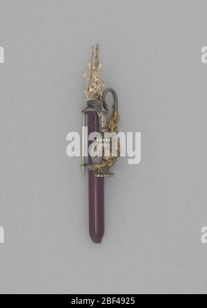 Blumenstraußhalter Kanalisationsmotiv Glasfläschchen. Kleiner Amethyst Glas Blumenstrauß Halter mit Messing Kanal mit großem Griff auf Fläschchen angewendet. Ewer hat goldfarbene Efeu Blätter befestigt und um Schüssel und Griff in einer anmutigen Weise gezwirnt. Stockfoto