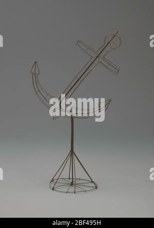 Anker für Drahtrahmen am Ständer. Die Anordnung der Ankerblumen war schwierig zu arrangieren. Es erforderte enge Arbeit und präzise Umrippe, oder die Form des Blumenrahmens würde verloren gehen. Es war angebracht, zur Beerdigung von Männern oder Frauen jeden Alters zu senden. Stockfoto