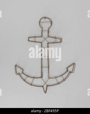 Anker für Drahtrahmen. Die Anordnung der Ankerblumen war schwierig zu arrangieren. Es erforderte enge Arbeit und präzise Umrippe, oder die Form des Blumenrahmens würde verloren gehen. Es war angebracht, zur Beerdigung von Männern oder Frauen jeden Alters zu senden. Stockfoto