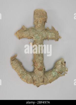 Drahtrahmen Anker mit grünem Papier verpackt. Die Anordnung der Ankerblumen war schwierig zu arrangieren. Es erforderte enge Arbeit und präzise Umrippe, oder die Form des Blumenrahmens würde verloren gehen. Es war angebracht, zur Beerdigung von Männern oder Frauen jeden Alters zu senden. Stockfoto