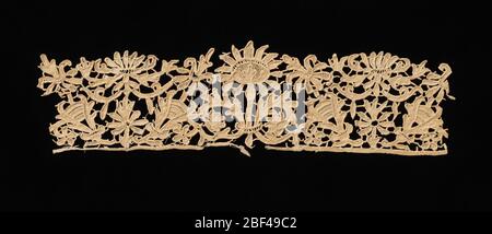 Fragment. Bandfragment mit symmetrischen Blüten und Blättern. Stockfoto