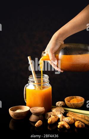 JAMU, eine traditionelle pflanzliche Elixiermedizin aus Indonesien und Malaysia. Hergestellt aus natürlichen Materialien aus der alten javanischen Kultur Stockfoto