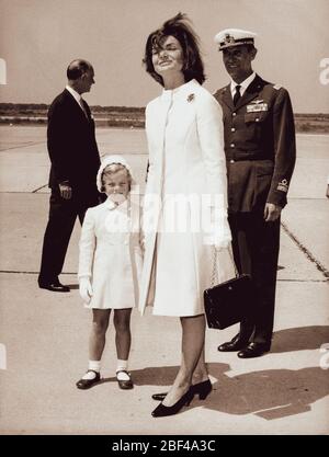 19. Juni 1967 - Waterford, Irland - First Lady JACQUELINE KENNEDY (7/28/1929-5/19/1994), Witwe von Präsident John F. Kennedy, die auf einem Pferd in der irischen Landschaft im Urlaub reitet. Stockfoto