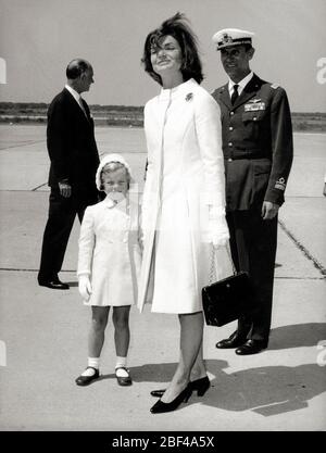 19. Juni 1967 - Waterford, Irland - First Lady JACQUELINE KENNEDY (7/28/1929-5/19/1994), Witwe von Präsident John F. Kennedy, die auf einem Pferd in der irischen Landschaft im Urlaub reitet. Stockfoto