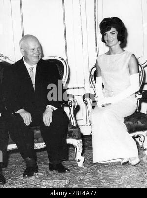 19. Juni 1967 - Waterford, Irland - First Lady JACQUELINE KENNEDY (7/28/1929-5/19/1994), Witwe von Präsident John F. Kennedy, die auf einem Pferd in der irischen Landschaft im Urlaub reitet. Stockfoto