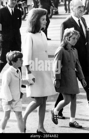 19. Juni 1967 - Waterford, Irland - First Lady JACQUELINE KENNEDY (7/28/1929-5/19/1994), Witwe von Präsident John F. Kennedy, die auf einem Pferd in der irischen Landschaft im Urlaub reitet. Stockfoto